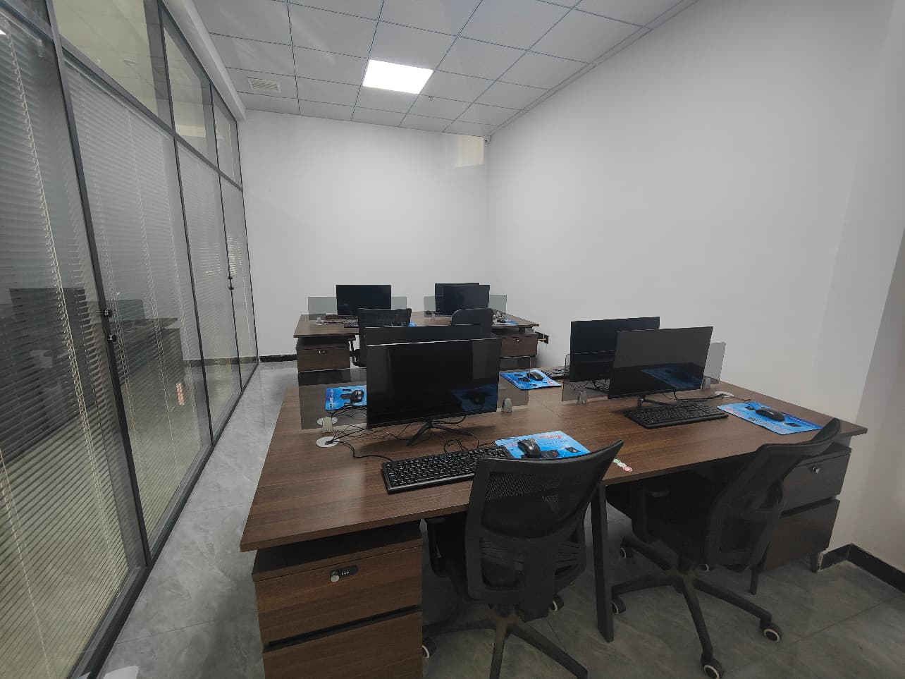 合作标注基地的独立工作区与计算机工位
